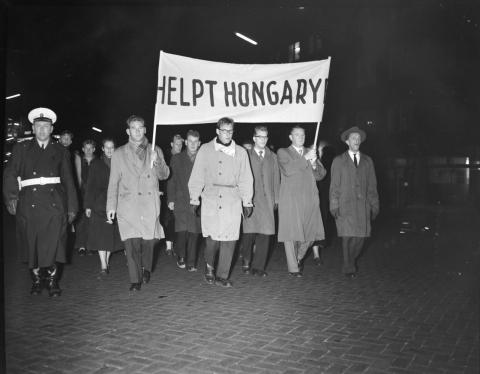 Gedenkmarsch in Eindhoven am 5. November 1956.